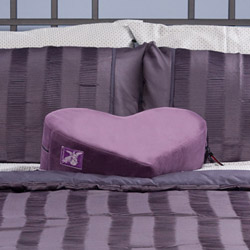 Position Pillows - Liberator heart wedge (Aubergine)