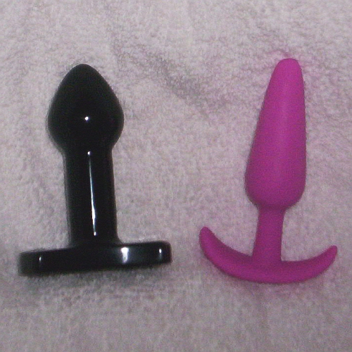 Tantus Ace Small (black) vs Mood Naughty Medium (pink)